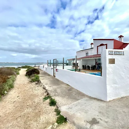 Vila Con Piscina Privada En La Playa En *