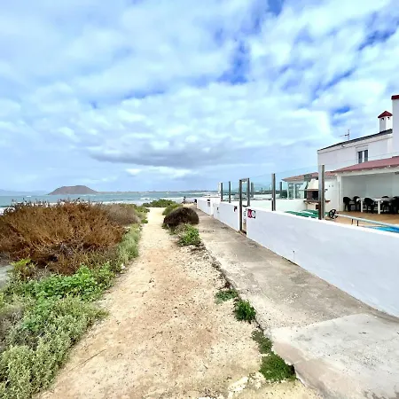 Vila Con Piscina Privada En La Playa En *