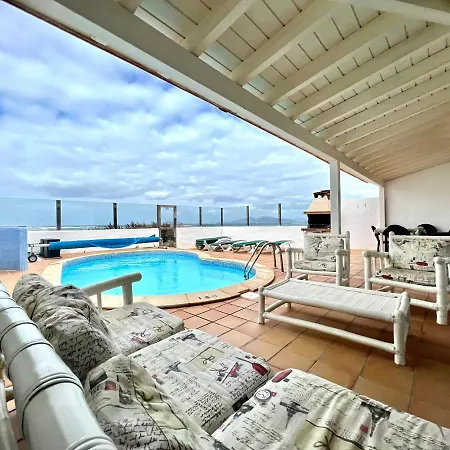 Villa Con Piscina Privada En La Playa En *