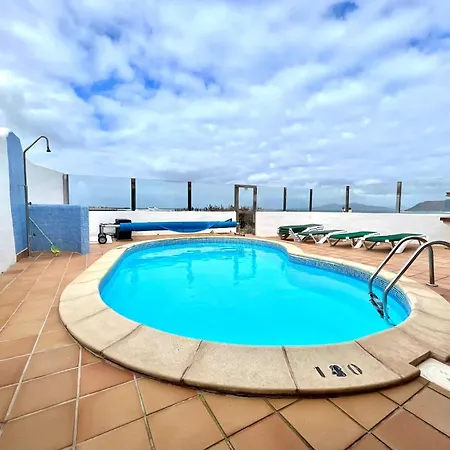 Villa Con Piscina Privada En La Playa En *