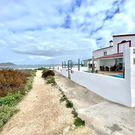 Villa Con Piscina Privada En La Playa En *